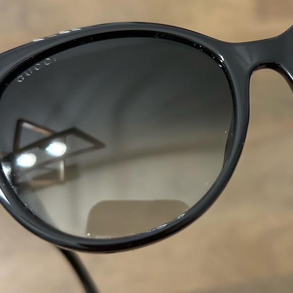 Gucci Black Sunglasses - Picture 6 of 8